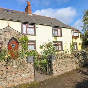 https://loch-field-cottage.cardiffhotelswales.com