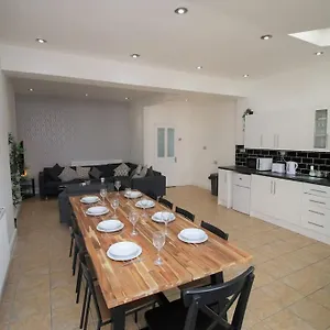 https://large-modern-4-bed-house-public-parking-sleeps-10.cardiffhotelswales.com